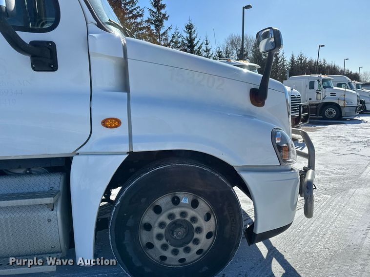 image for item DN0984 2015 Freightliner  Cascadia semi truck