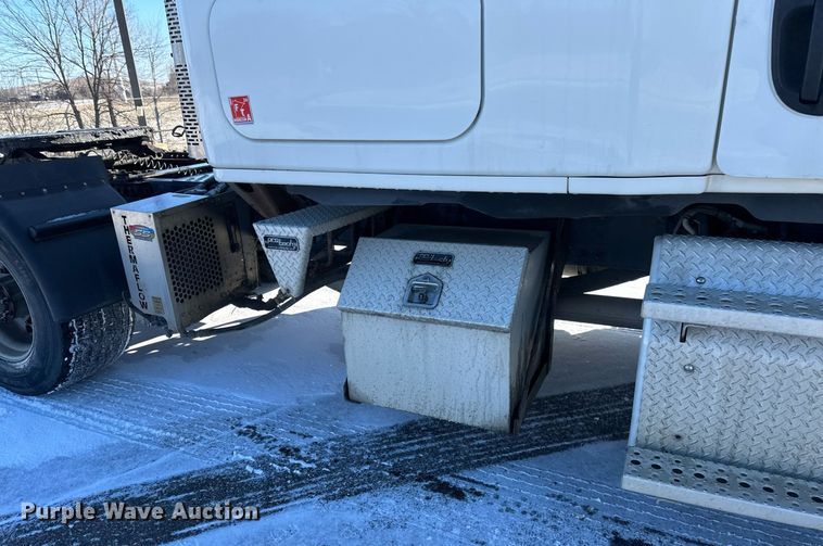 image for item DN0984 2015 Freightliner  Cascadia semi truck