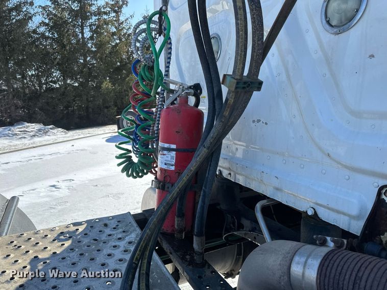 image for item DN0984 2015 Freightliner  Cascadia semi truck