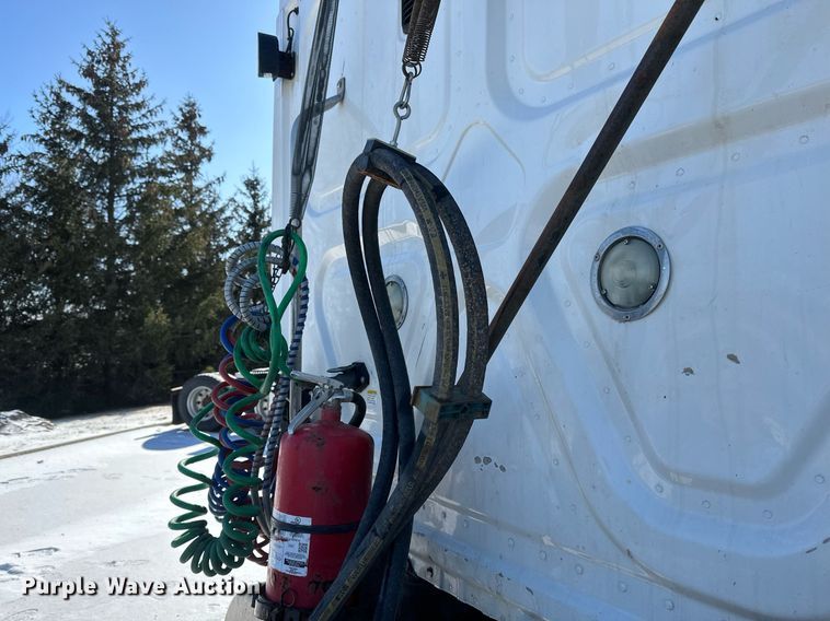 image for item DN0984 2015 Freightliner  Cascadia semi truck