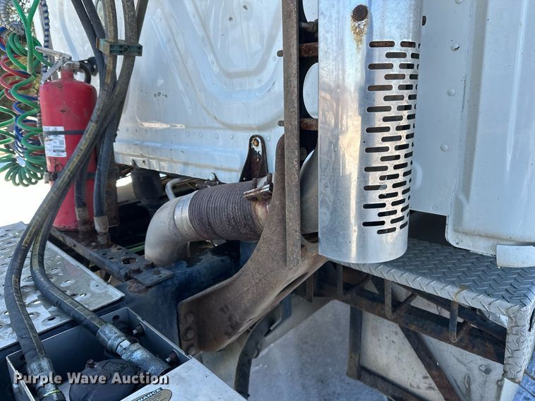 image for item DN0984 2015 Freightliner  Cascadia semi truck