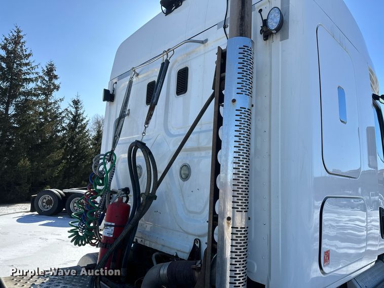 image for item DN0984 2015 Freightliner  Cascadia semi truck