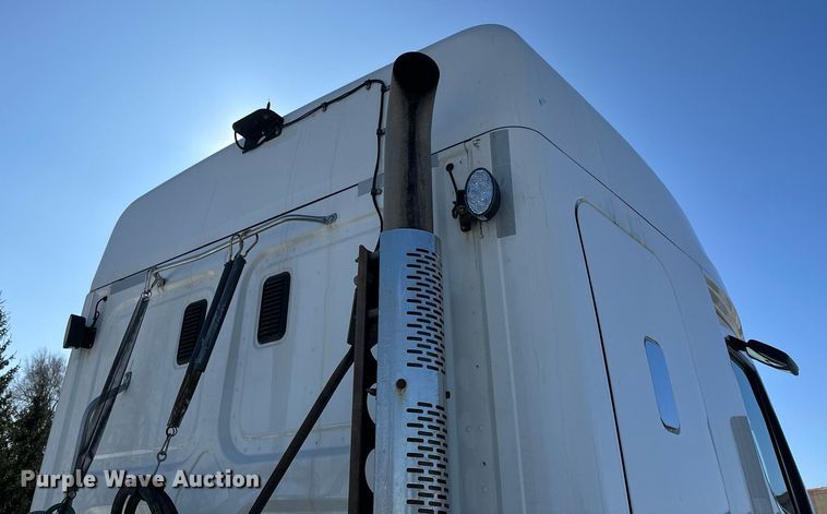 image for item DN0984 2015 Freightliner  Cascadia semi truck