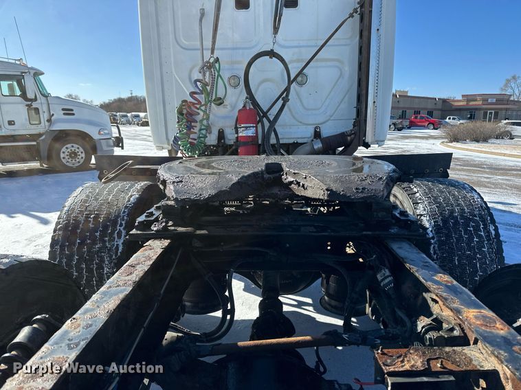 image for item DN0984 2015 Freightliner  Cascadia semi truck