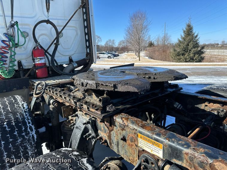 image for item DN0984 2015 Freightliner  Cascadia semi truck