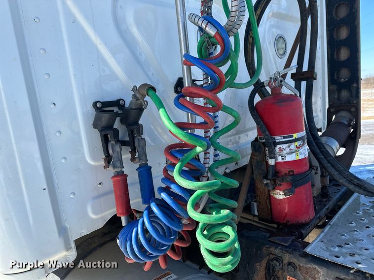 image for item DN0984 2015 Freightliner  Cascadia semi truck