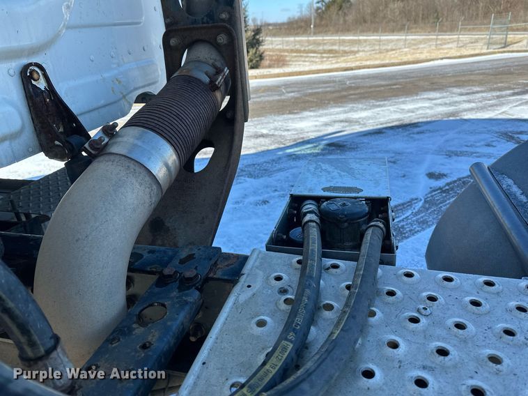 image for item DN0984 2015 Freightliner  Cascadia semi truck