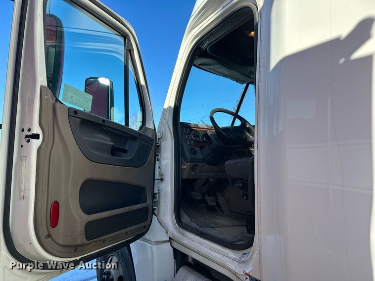 image for item DN0984 2015 Freightliner  Cascadia semi truck