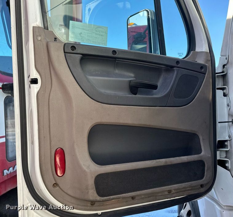 image for item DN0984 2015 Freightliner  Cascadia semi truck