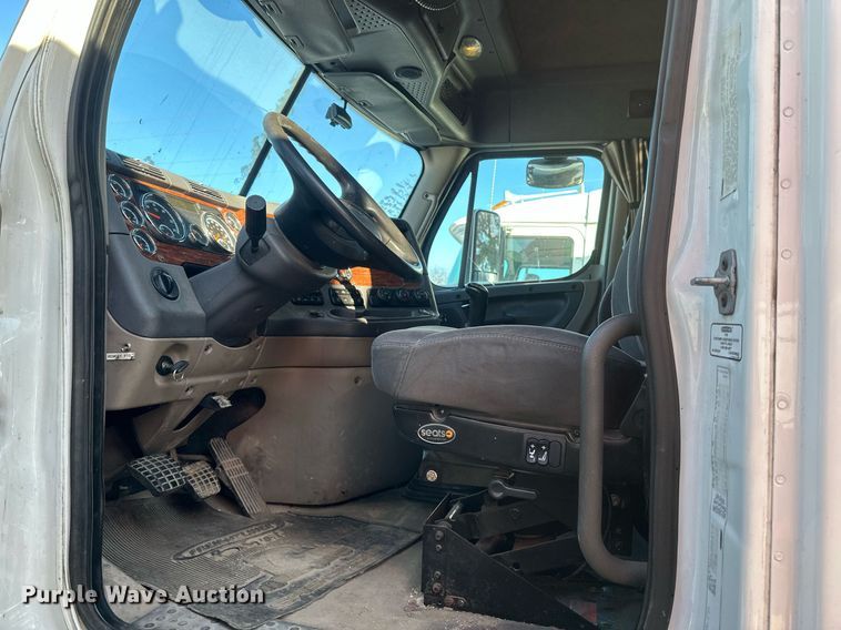 image for item DN0984 2015 Freightliner  Cascadia semi truck