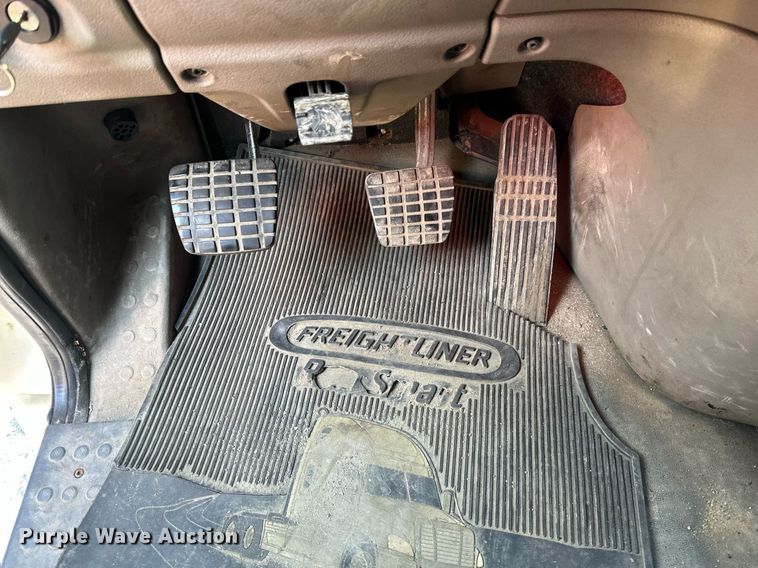 image for item DN0984 2015 Freightliner  Cascadia semi truck