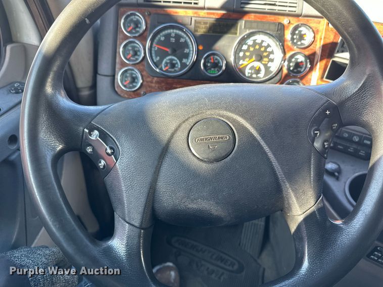 image for item DN0984 2015 Freightliner  Cascadia semi truck