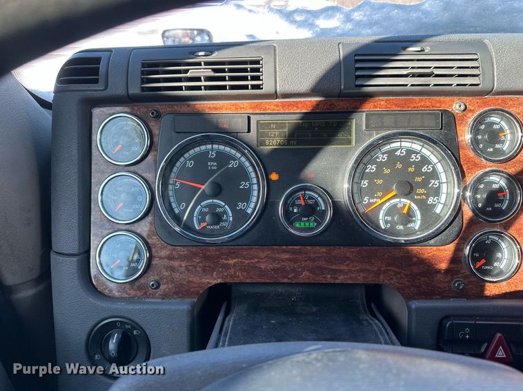 image for item DN0984 2015 Freightliner  Cascadia semi truck