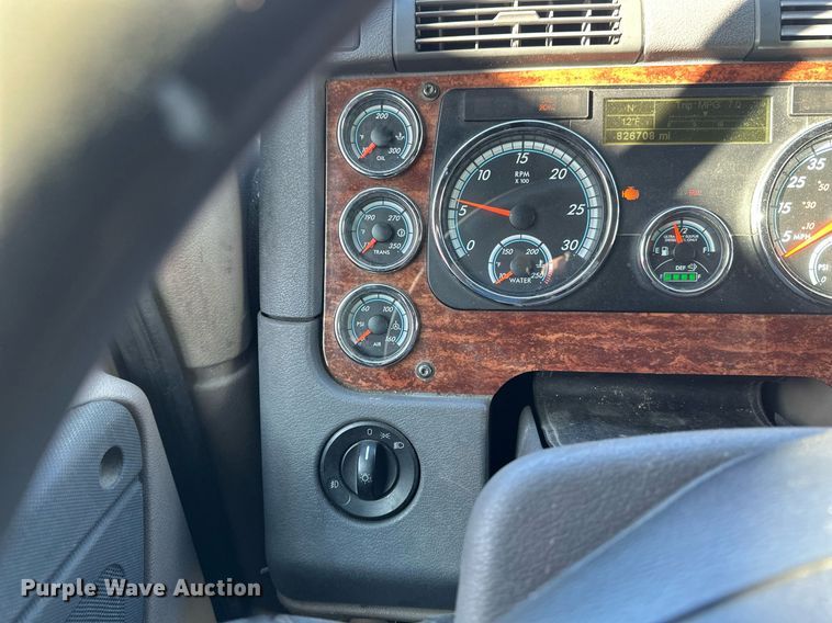 image for item DN0984 2015 Freightliner  Cascadia semi truck