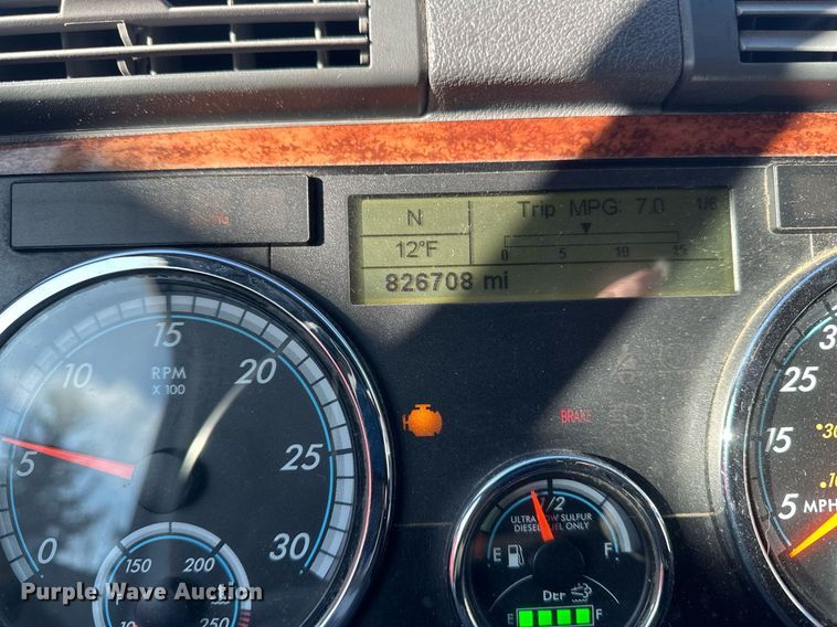 image for item DN0984 2015 Freightliner  Cascadia semi truck