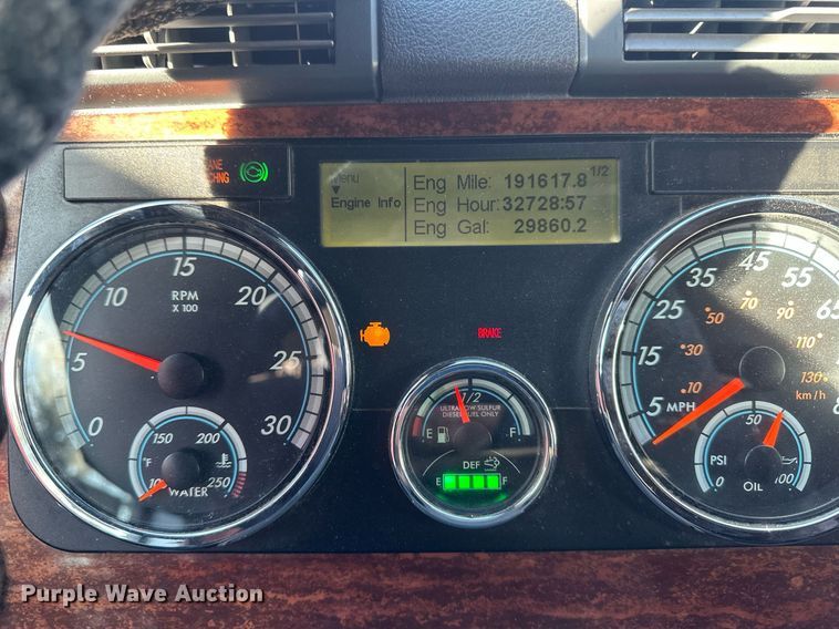 image for item DN0984 2015 Freightliner  Cascadia semi truck