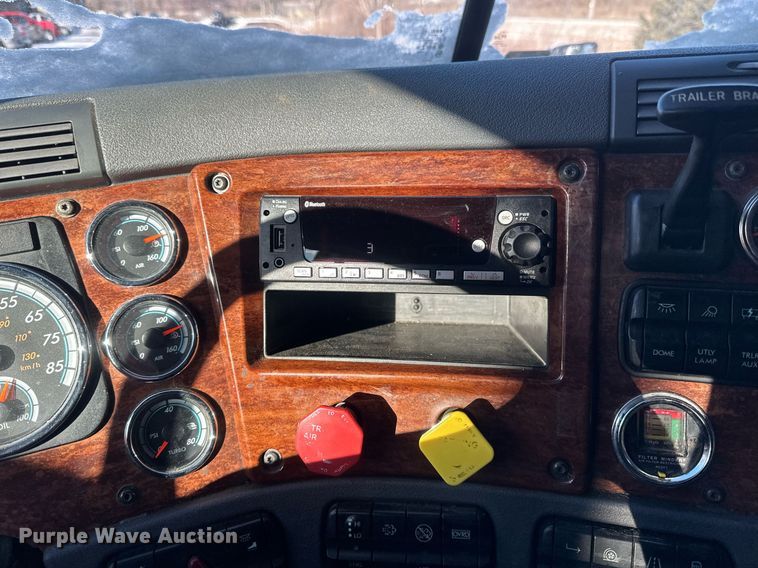 image for item DN0984 2015 Freightliner  Cascadia semi truck