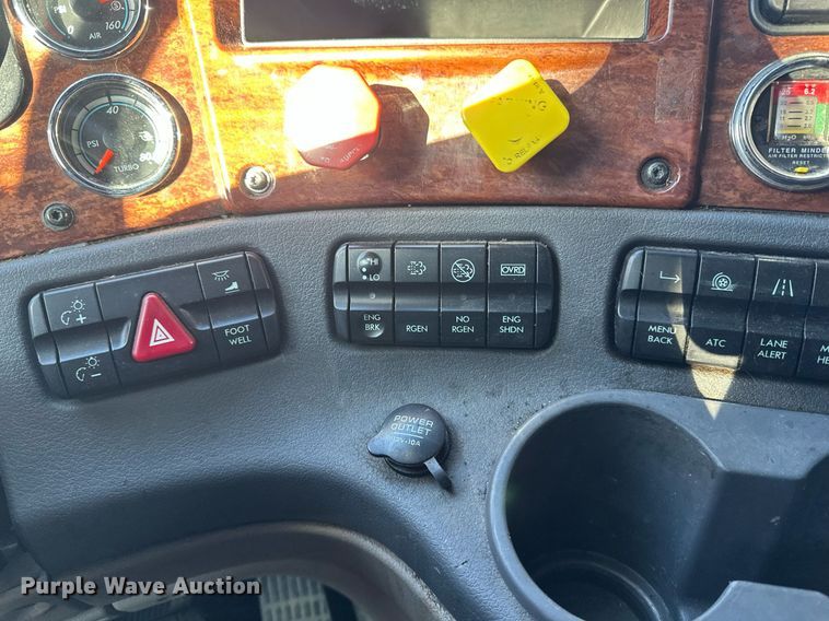 image for item DN0984 2015 Freightliner  Cascadia semi truck