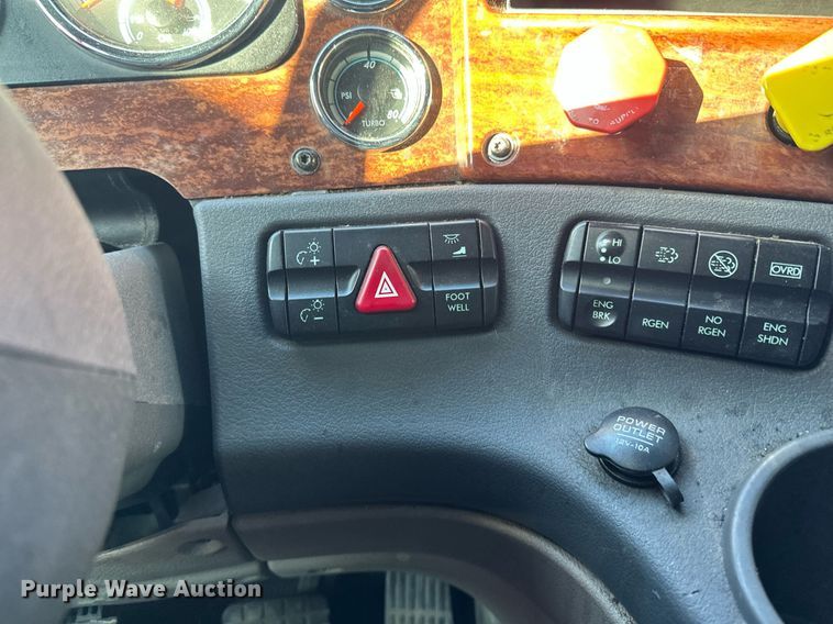 image for item DN0984 2015 Freightliner  Cascadia semi truck