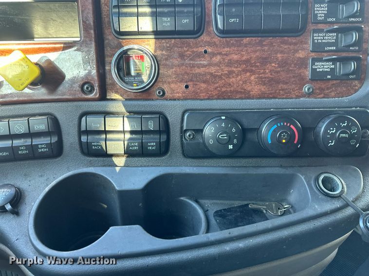 image for item DN0984 2015 Freightliner  Cascadia semi truck