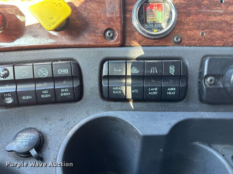 image for item DN0984 2015 Freightliner  Cascadia semi truck