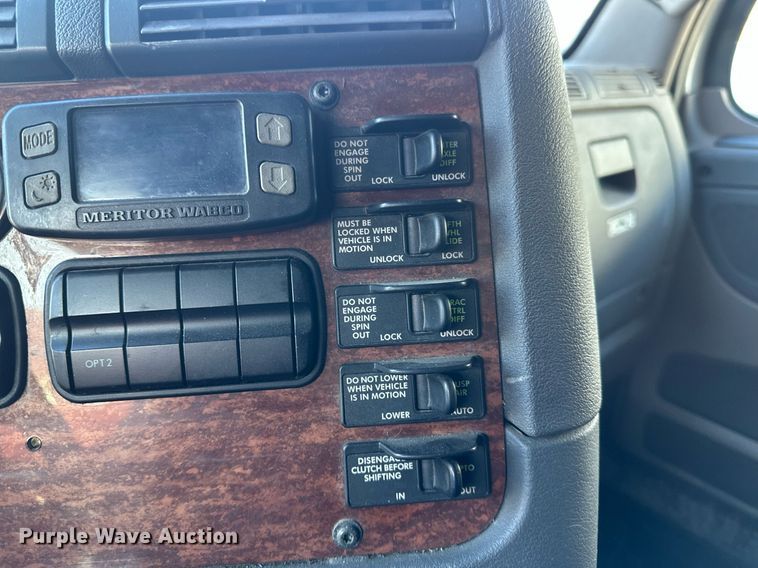 image for item DN0984 2015 Freightliner  Cascadia semi truck