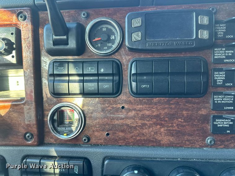 image for item DN0984 2015 Freightliner  Cascadia semi truck