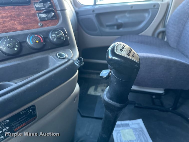 image for item DN0984 2015 Freightliner  Cascadia semi truck