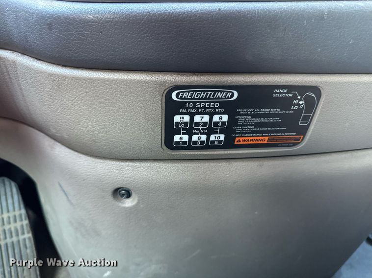 image for item DN0984 2015 Freightliner  Cascadia semi truck