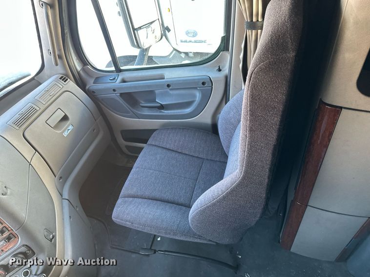 image for item DN0984 2015 Freightliner  Cascadia semi truck