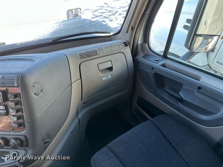 image for item DN0984 2015 Freightliner  Cascadia semi truck