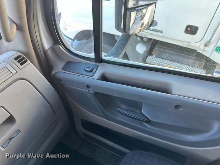 image for item DN0984 2015 Freightliner  Cascadia semi truck