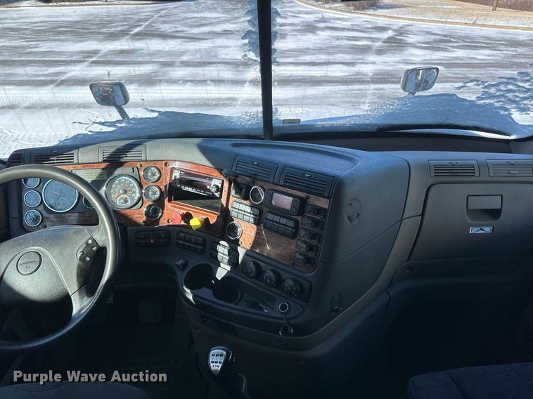 image for item DN0984 2015 Freightliner  Cascadia semi truck