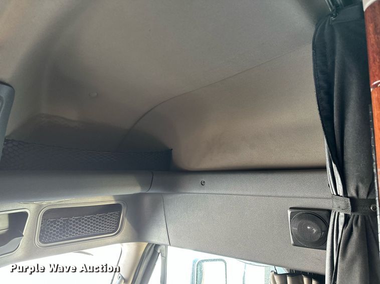 image for item DN0984 2015 Freightliner  Cascadia semi truck