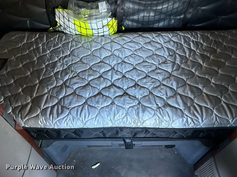 image for item DN0984 2015 Freightliner  Cascadia semi truck