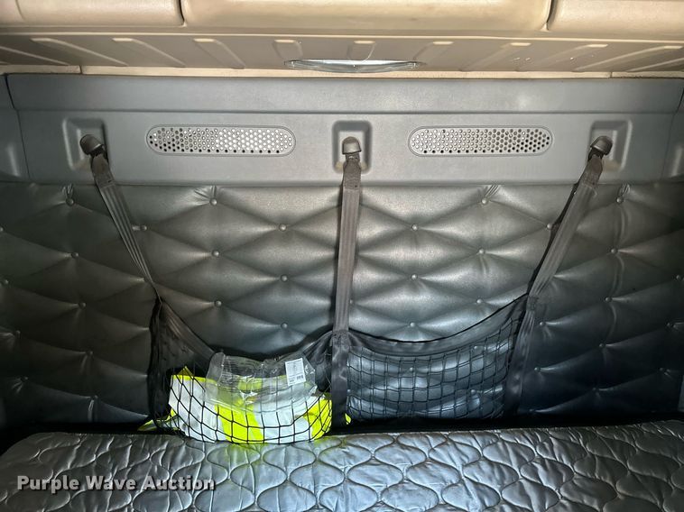 image for item DN0984 2015 Freightliner  Cascadia semi truck