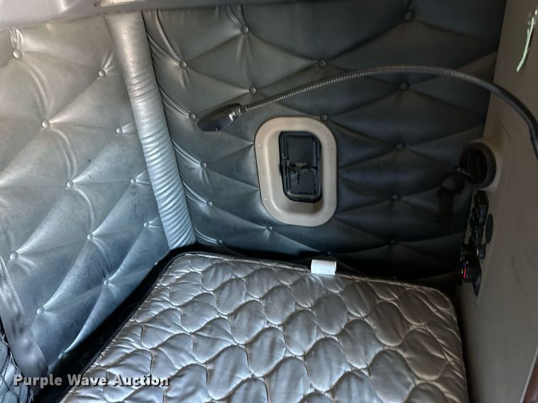 image for item DN0984 2015 Freightliner  Cascadia semi truck