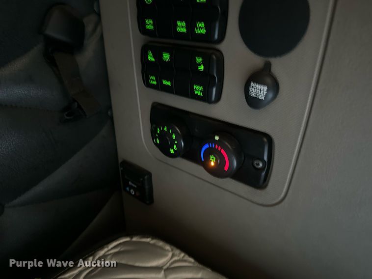 image for item DN0984 2015 Freightliner  Cascadia semi truck