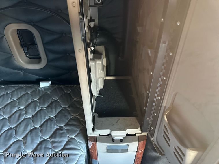 image for item DN0984 2015 Freightliner  Cascadia semi truck