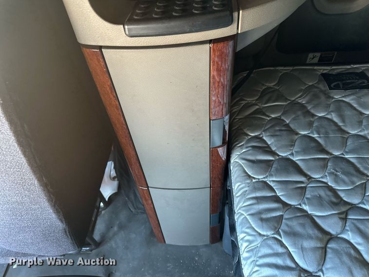 image for item DN0984 2015 Freightliner  Cascadia semi truck