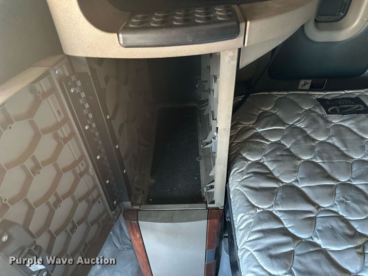 image for item DN0984 2015 Freightliner  Cascadia semi truck