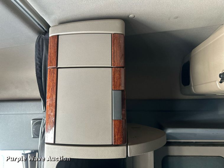 image for item DN0984 2015 Freightliner  Cascadia semi truck