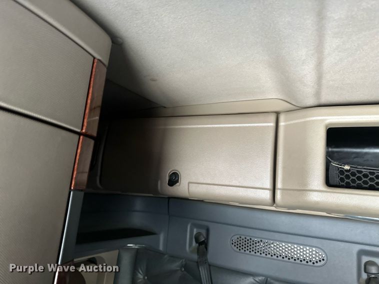 image for item DN0984 2015 Freightliner  Cascadia semi truck