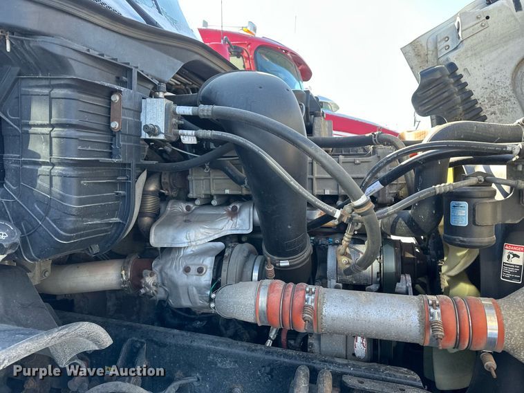 image for item DN0984 2015 Freightliner  Cascadia semi truck