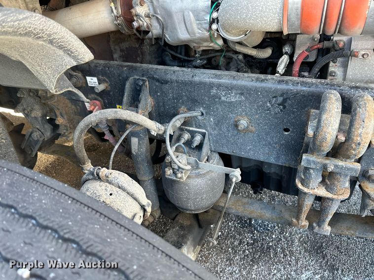 image for item DN0984 2015 Freightliner  Cascadia semi truck