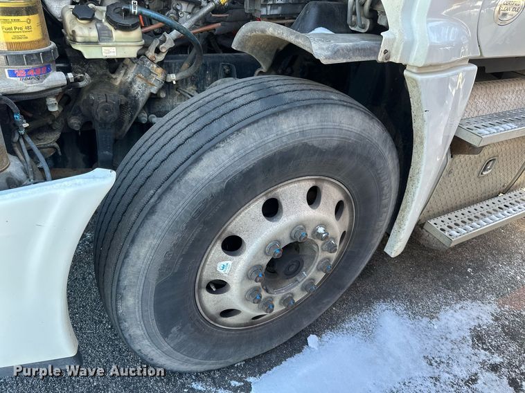 image for item DN0984 2015 Freightliner  Cascadia semi truck