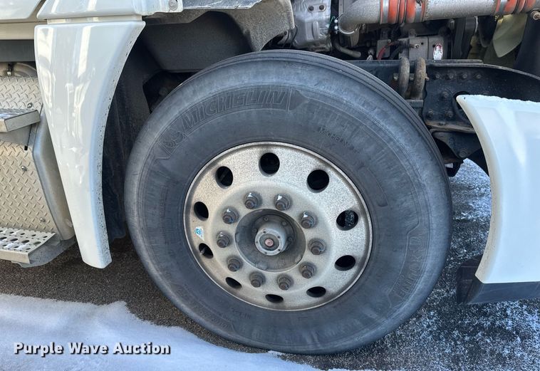 image for item DN0984 2015 Freightliner  Cascadia semi truck