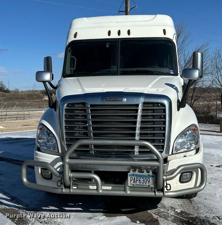 image for item DN0985 2017 Freightliner  Cascadia semi truck