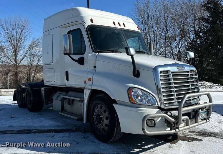 image for item DN0985 2017 Freightliner  Cascadia semi truck