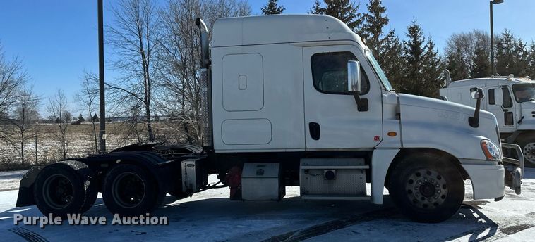 image for item DN0985 2017 Freightliner  Cascadia semi truck